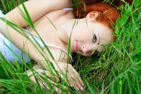 女性躺在草地上