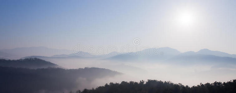 雾和日出中的山