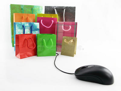 电脑鼠标和购物袋