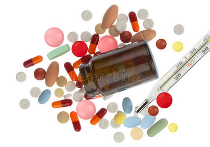 溢出的药丸，棕色瓶子和药品
