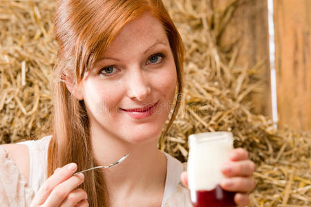 年轻健康女性享受天然酸奶之乡图片