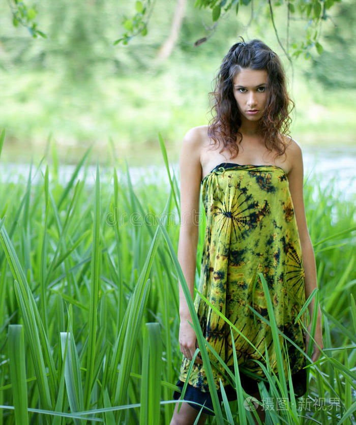 一个穿着绿色连衣裙的年轻黑发女人
