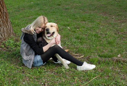 美女狗公园里养狗的美女照片