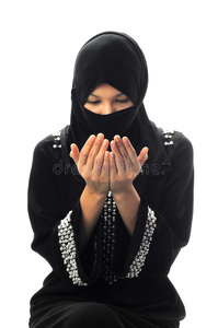 低头礼拜年轻的穆斯林妇女低头祈祷照片