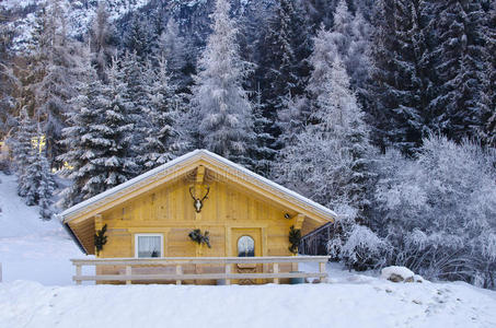 白云石山脉冬季雪景