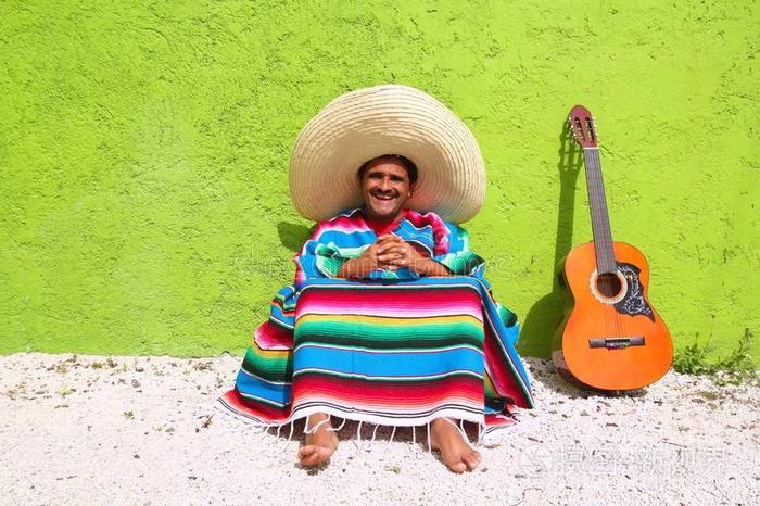 墨西哥典型的懒散话题男士吉他披风坐姿