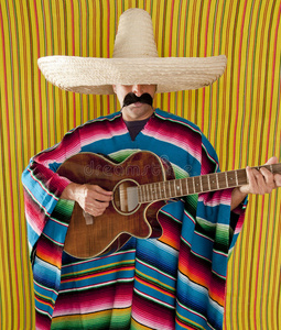 墨西哥男子瑟拉佩蓬乔索姆布雷罗弹吉他