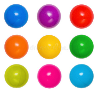 许多彩色塑料球