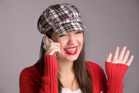 女人在手机上笑被隔离