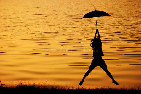雨伞女子跳湖落日
