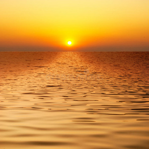日落时美丽的水