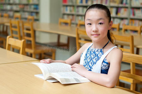 在图书馆学习的漂亮女孩图片