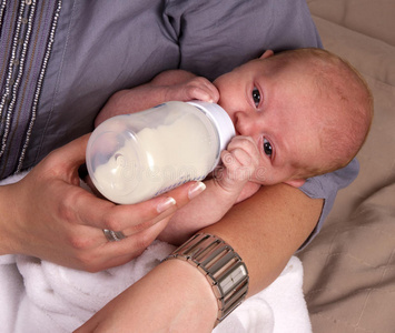 新生儿用奶瓶喂养