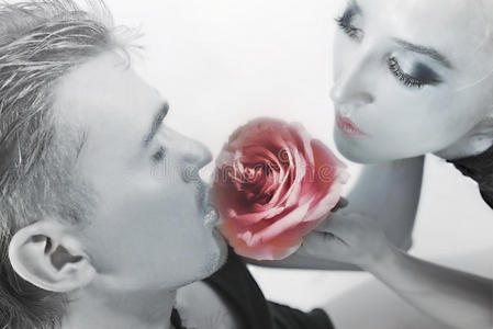 男女嗅花粉红玫瑰