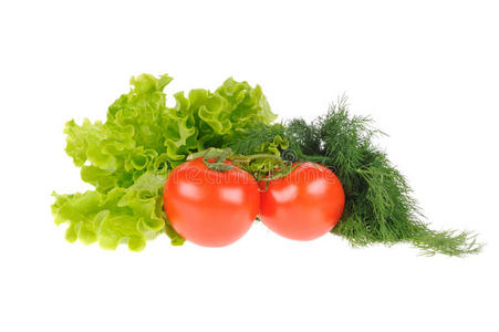 绿色沙拉，迪尔和番茄分离在白色