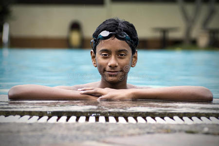 年轻男子游泳运动员的肖像图片