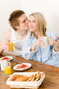 早餐快乐情侣享受浪漫之吻