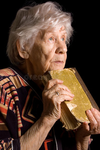 老妇人在看书