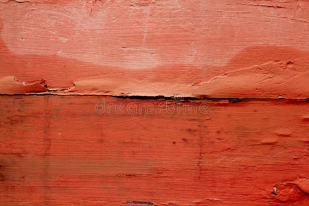 用红色橙色油漆的老化风化木材