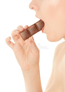 女人在吃巧克力