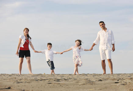 快乐小家庭在沙滩上玩得开心