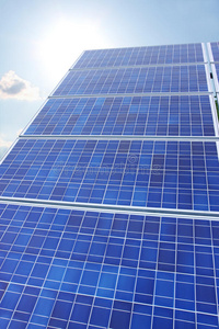 太阳能电池板太阳和天空垂直