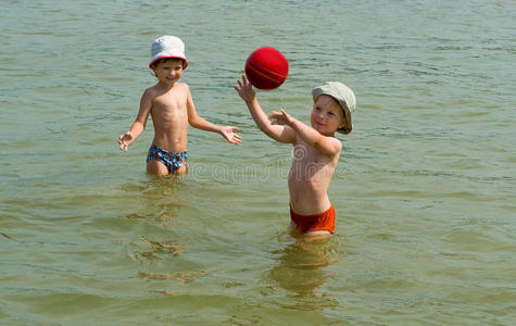 两个孩子在水里玩