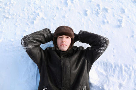 年轻人仰卧在雪地上