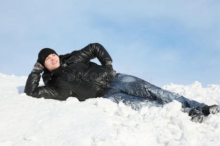 年轻人躺在雪地托掌上