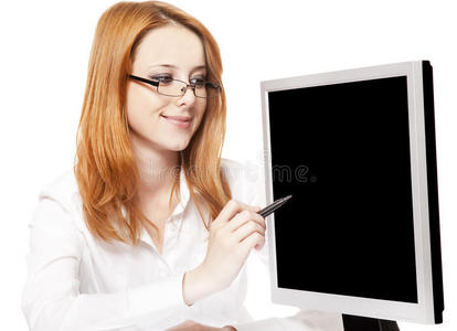 微笑的年轻女商人使用电脑