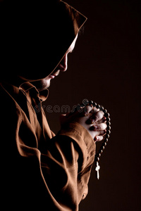 双手合十祈祷的和尚照片