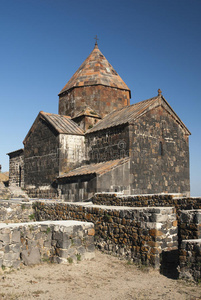 塞万湖上的古代亚美尼亚教堂图片