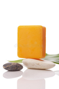 石头上的橙色肥皂