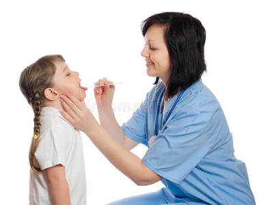 医生检查女孩的喉咙