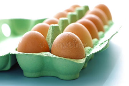 一盒生鸡蛋