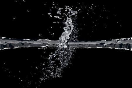 两股水射流在黑色背景上相撞照片