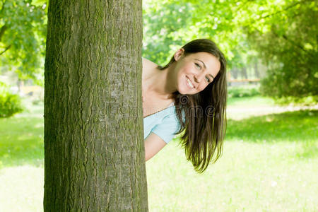公园里快乐的年轻女子
