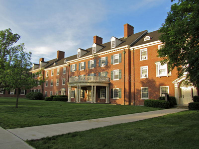 大学生校园标志哲学家大厅剑桥大学女孩,书和笔记本电脑老木桌上的书