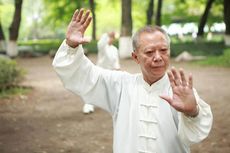 中国人在外面打太极