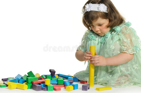 可爱的小女孩玩彩色木方块