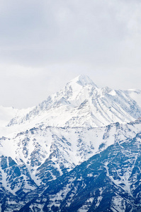 高山之巅，白雪覆盖