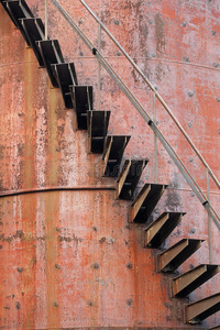 生锈的工业结构上的楼梯