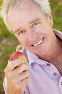 老人吃苹果笑