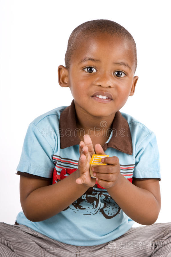 三岁的黑人男孩玩积木
