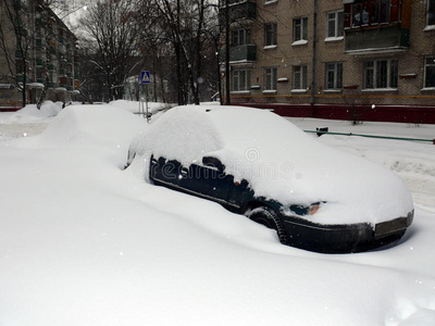 雪后汽车在雪堆里图片