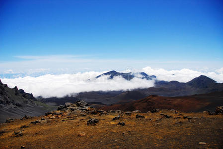 火山口和云层