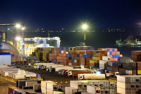 有货物和集装箱的港口仓库