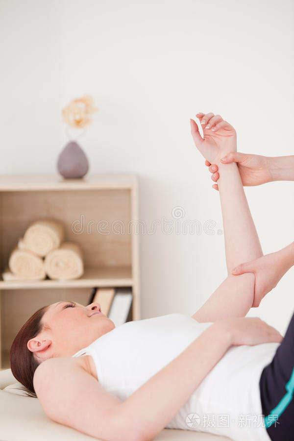 年轻女子手臂按摩的画像
