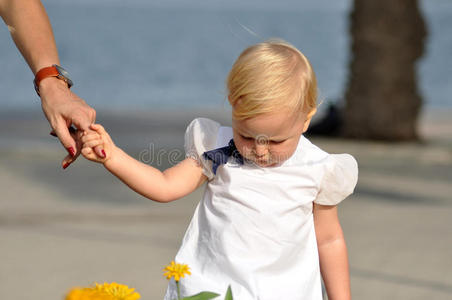 一个小女孩牵着妈妈的手图片