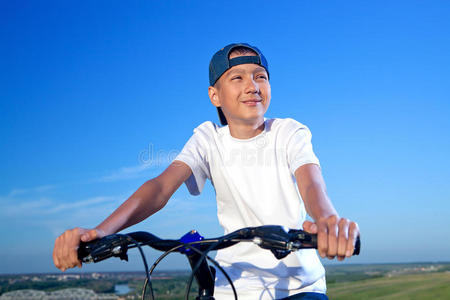 那个骑运动自行车的男孩